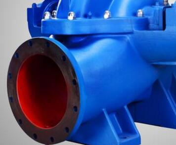 　　雙吸泵裝配填料步驟  　　1、 第一步：先把機(jī)封壓蓋的螺栓擰下來(lái)卸掉，取出兩端的機(jī)封壓蓋。  　　2、 第二步：卸掉泵蓋中開面上的全部螺母，用電葫蘆吊起泵蓋。  　　3、 第三步：再用電葫蘆將整個(gè)轉(zhuǎn)子部件吊起，平穩(wěn)放在墊子上。  　　4、 第四步：拆掉軸承體，卸下軸承壓蓋及軸承。(兩端同)  　　5、 第五步：最后拆下機(jī)械密封，再根據(jù)裝機(jī)封壓蓋止口尺寸加工填料壓蓋的配合尺寸。  　　6、 第六步：再裝上兩端的軸承及鎖緊螺母和軸承體。  　　7、 第七步：再將轉(zhuǎn)子部件吊起放入泵體，保持與原來(lái)(拆卸時(shí))的位置一樣。  　　8、 第八步：吊起泵蓋改好，擰緊螺母。  　　9、 第九步：裝填料，將填料裝入原來(lái)安裝機(jī)封的位置，前面兩根填料再放填料環(huán)，后面再放3根填料用填料壓蓋壓緊并用螺母鎖緊即可。裝配完畢